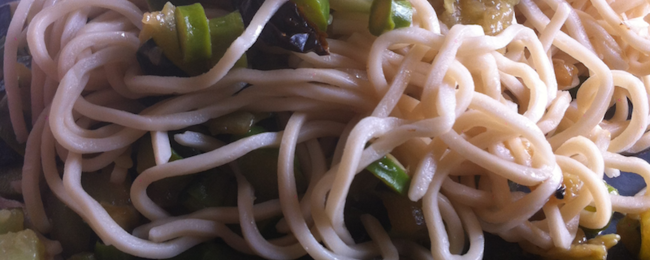 Noodles con calabacín, espárragos y jengibre