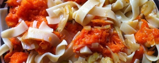 Pasta con compota de calabaza, puerros y ajos