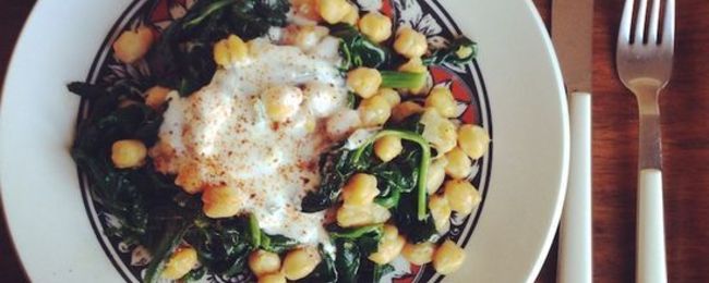 Espinacas con garbanzos tostados y salsa de yogur